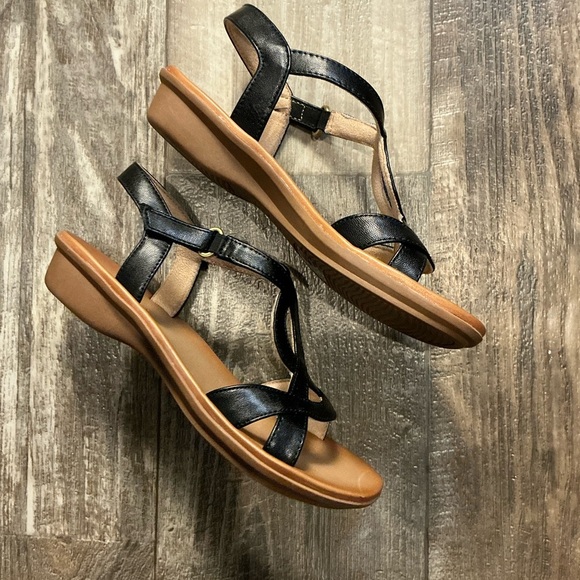 Naturalizer Black and Tan Sandals Size 5.5 - Picture 11 of 12